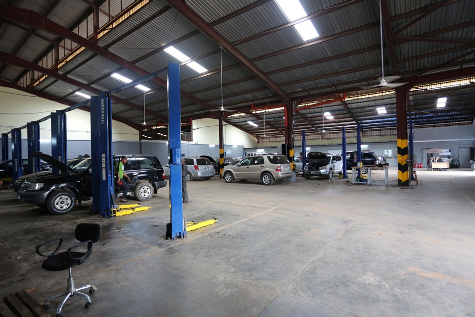Vehicles inside the Carmax workshop